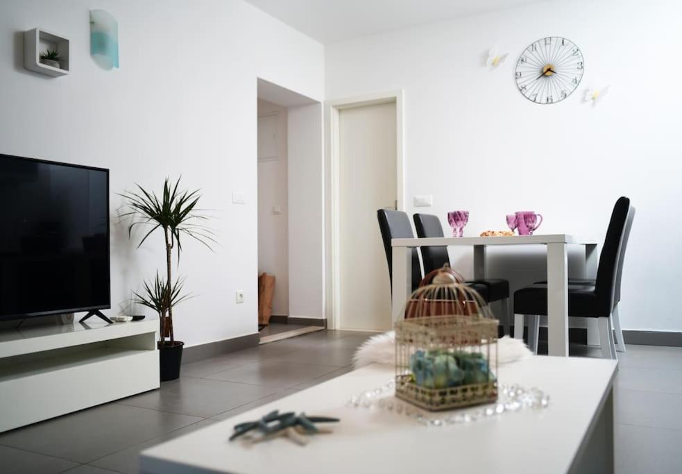 Wave N' Sea Apartment With A Private Pool Dubrovnik Bagian luar foto